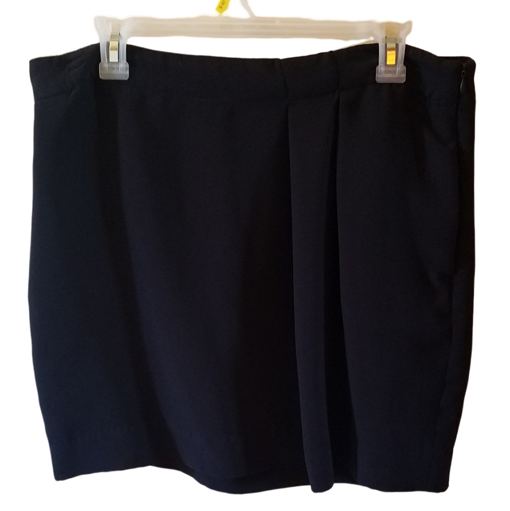 Black Skirt with Side Pleat Size Large NWOT